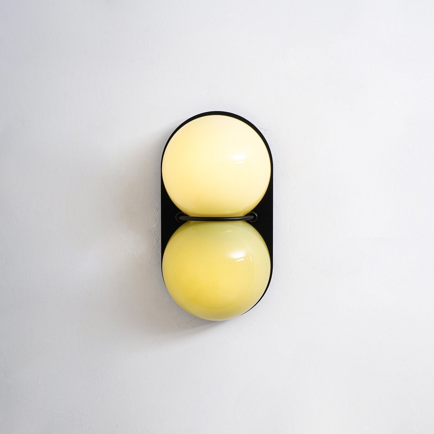 Moderne Dubbele Glazen Wandlamp – Speelse Verlichting met Gekleurde Glazen voor Slaapkamer & Kinderkamer