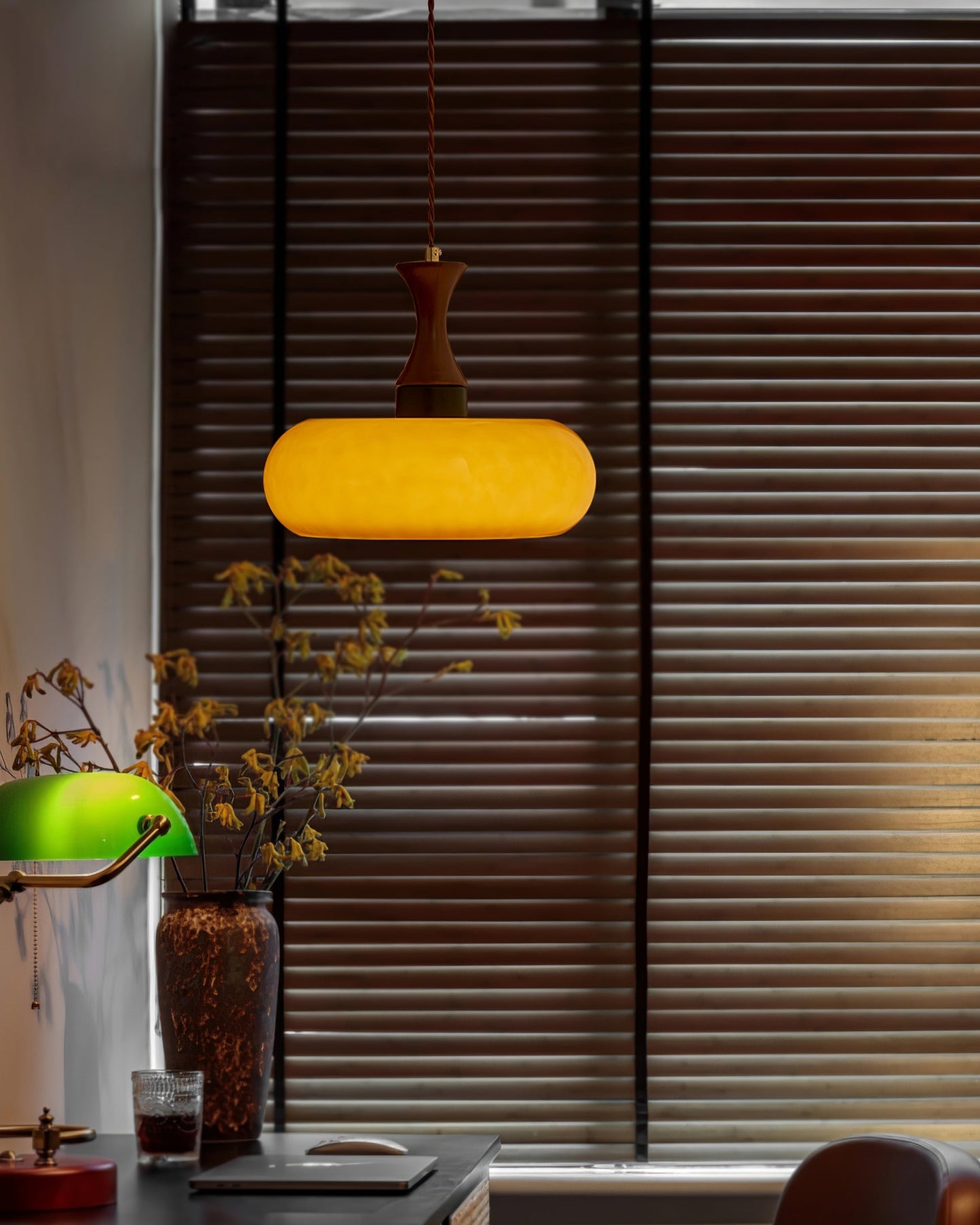 Amber glazen hanglamp – warme sfeerverlichting voor woonkamer en eetkamer
