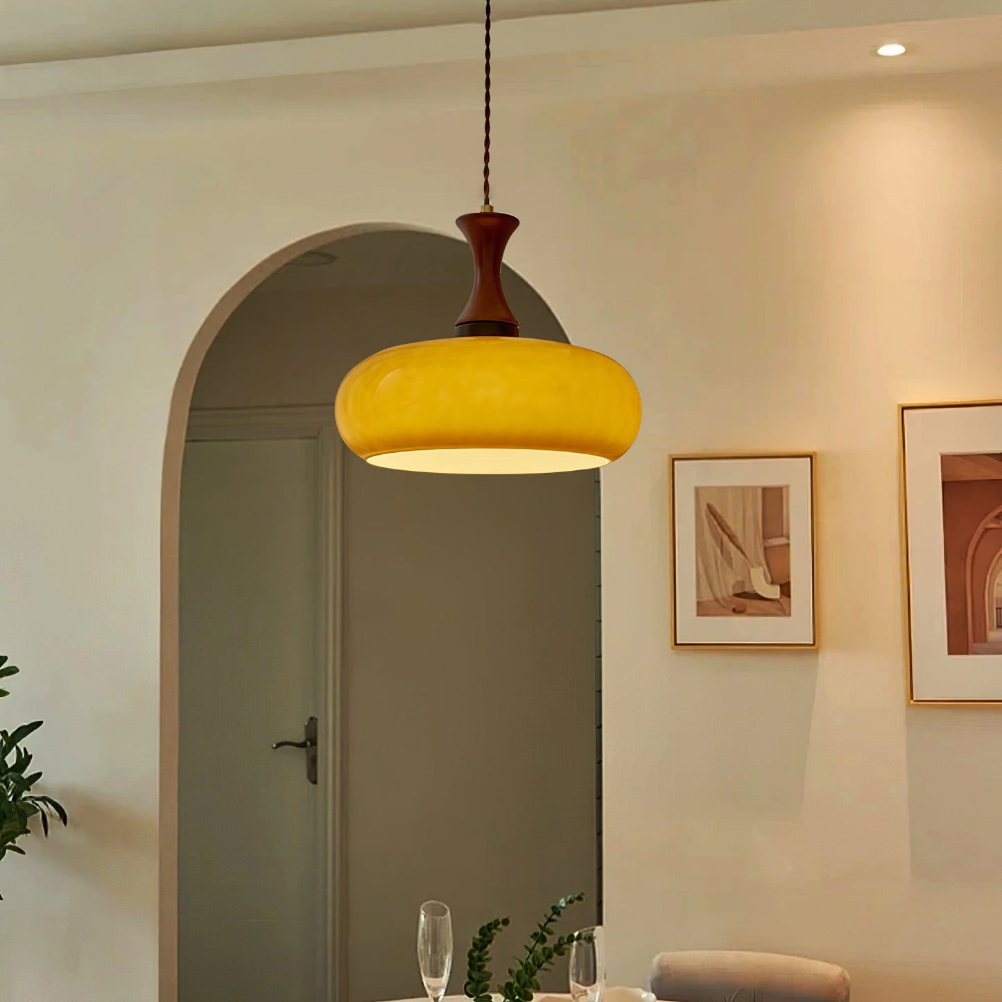Amber glazen hanglamp – warme sfeerverlichting voor woonkamer en eetkamer