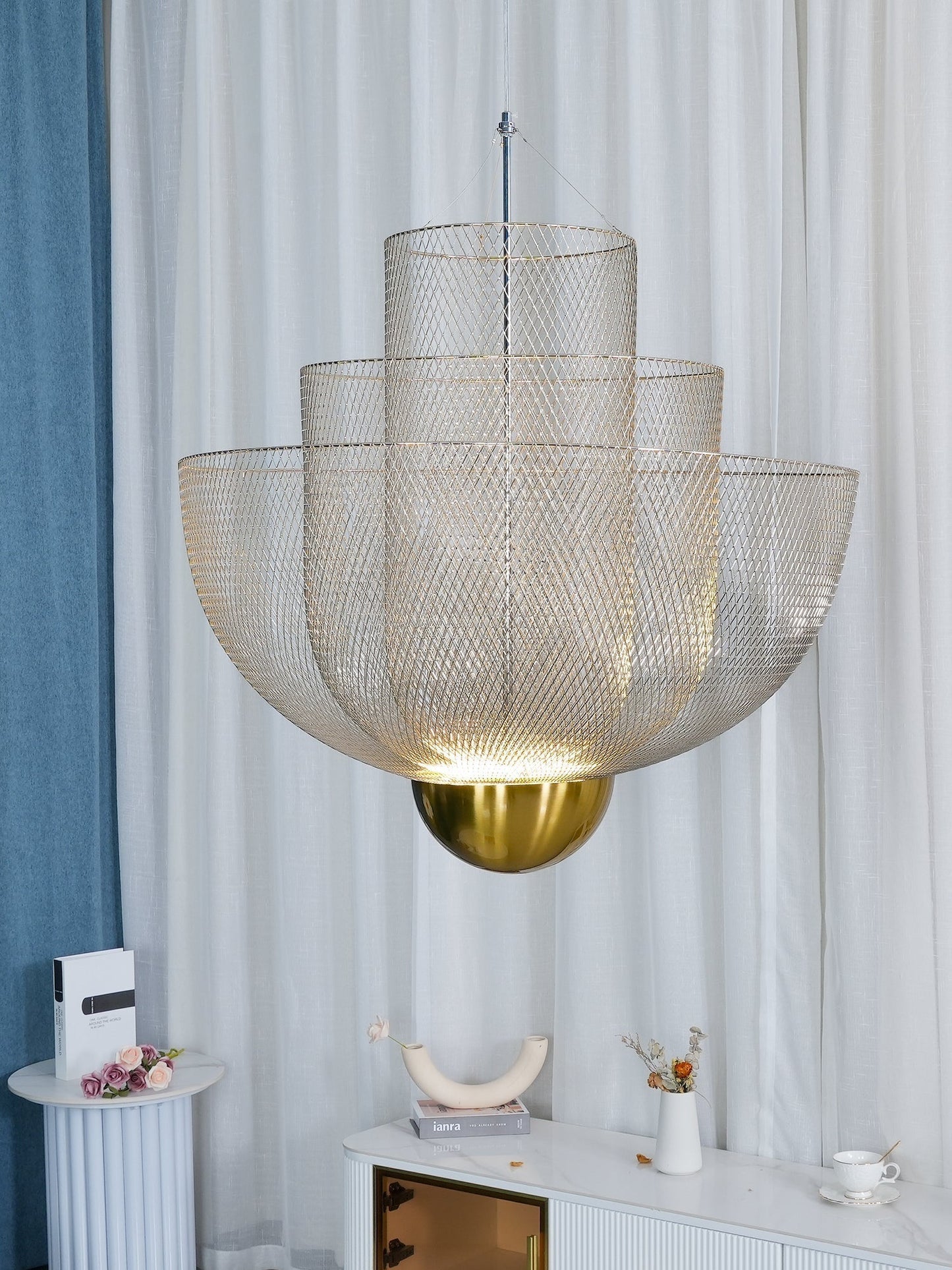 Geometrische Metalen Kroonluchter met Geïntegreerde LED en Messing Accenten – Drie Gelaagde Designlamp