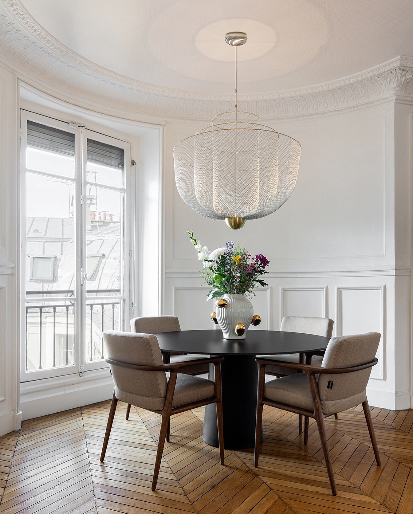 Geometrische Metalen Kroonluchter met Geïntegreerde LED en Messing Accenten – Drie Gelaagde Designlamp