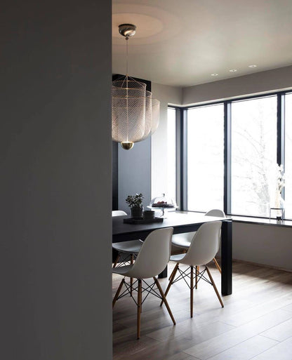 Geometrische Metalen Kroonluchter met Geïntegreerde LED en Messing Accenten – Drie Gelaagde Designlamp