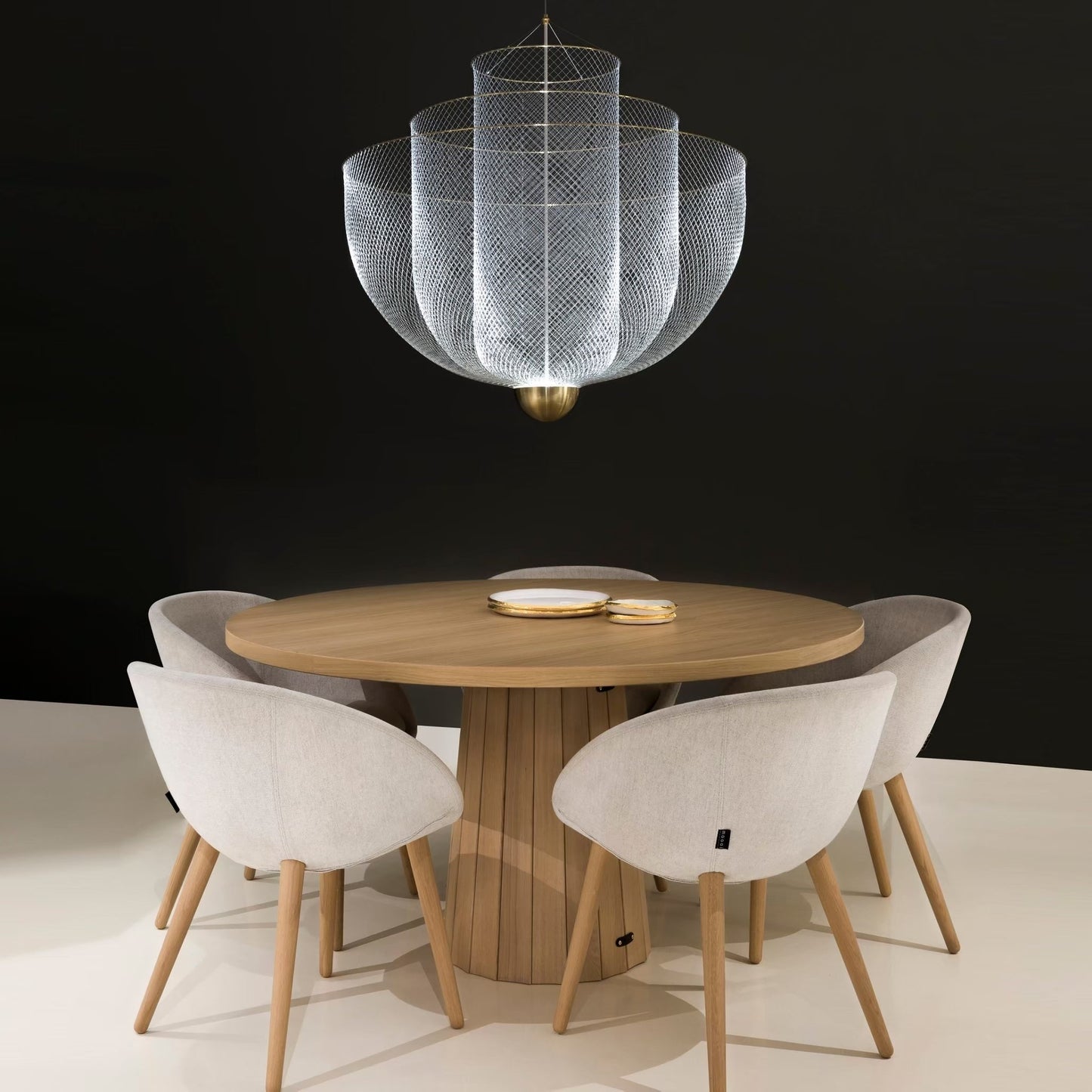 Geometrische Metalen Kroonluchter met Geïntegreerde LED en Messing Accenten – Drie Gelaagde Designlamp