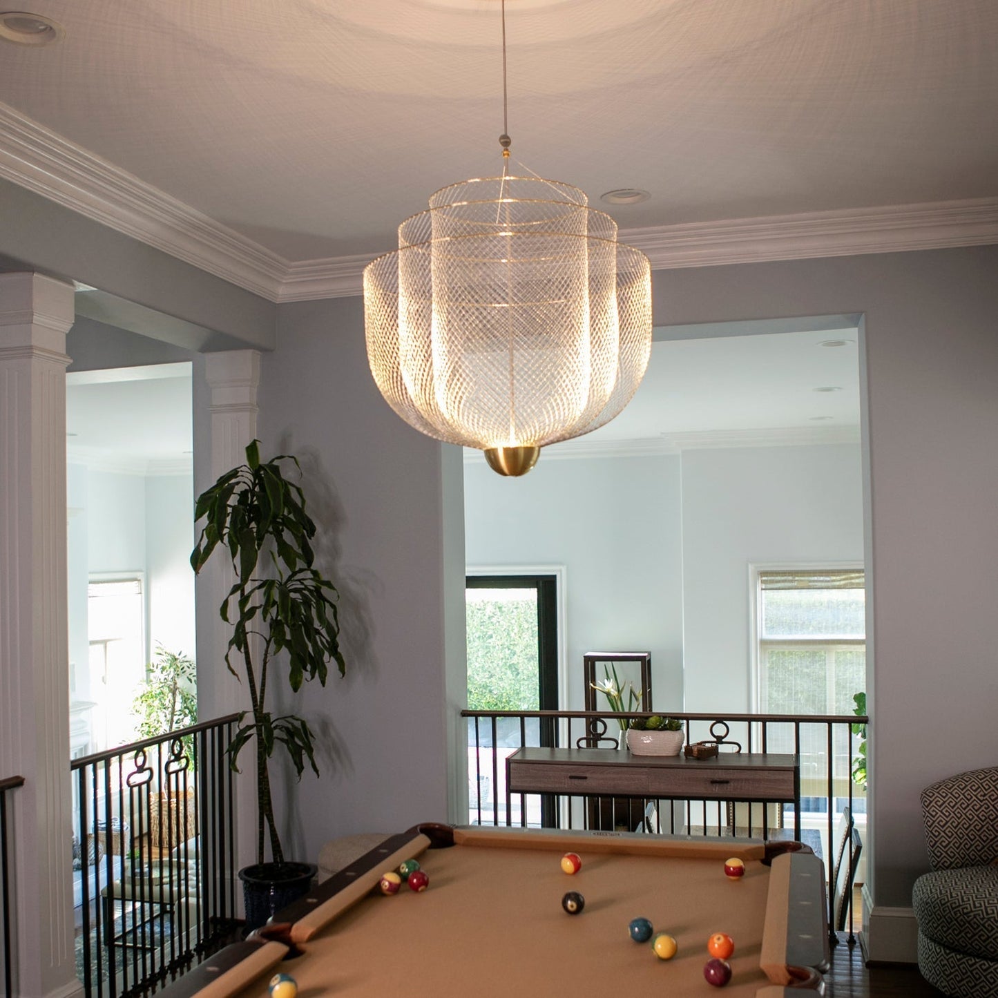 Geometrische Metalen Kroonluchter met Geïntegreerde LED en Messing Accenten – Drie Gelaagde Designlamp