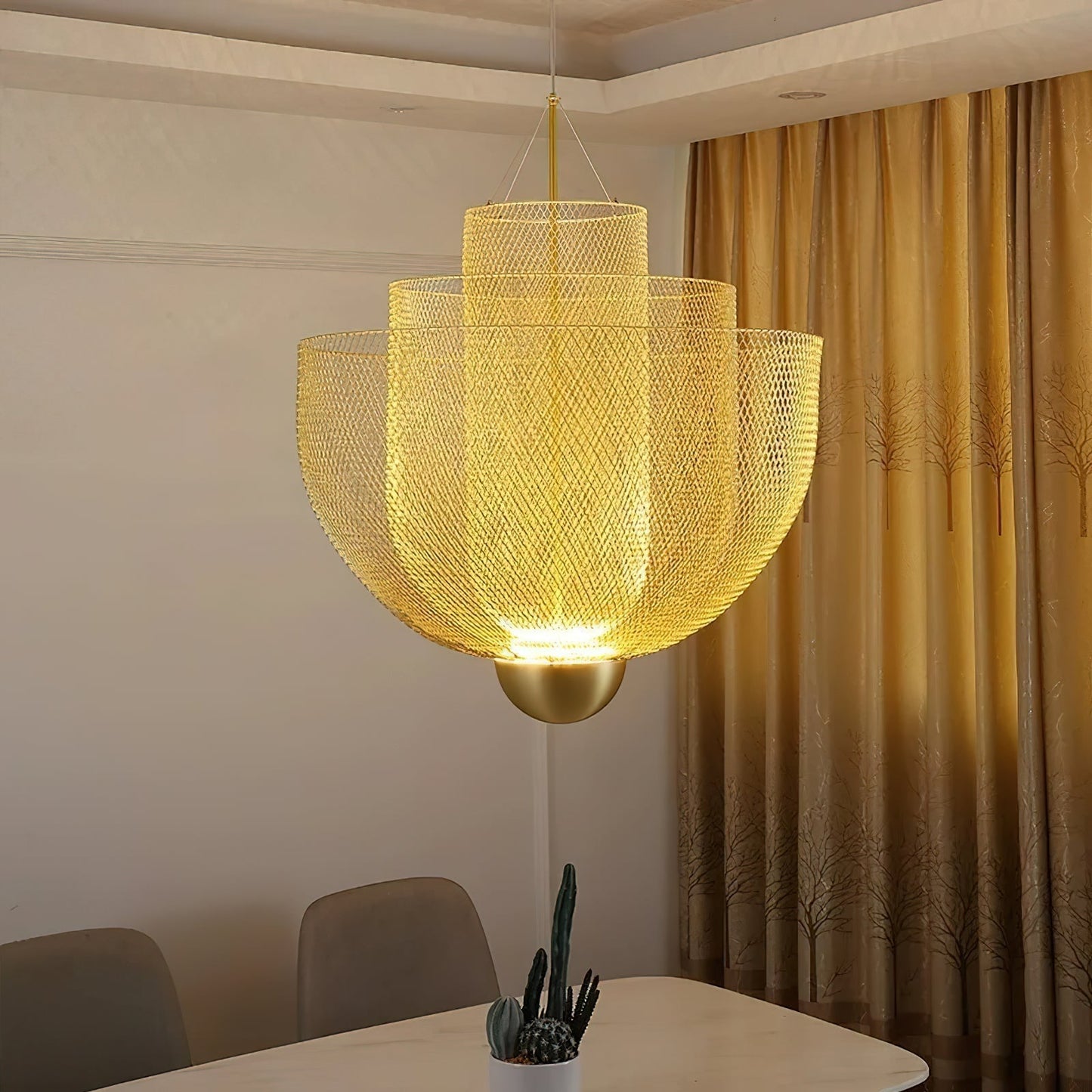 Geometrische Metalen Kroonluchter met Geïntegreerde LED en Messing Accenten – Drie Gelaagde Designlamp