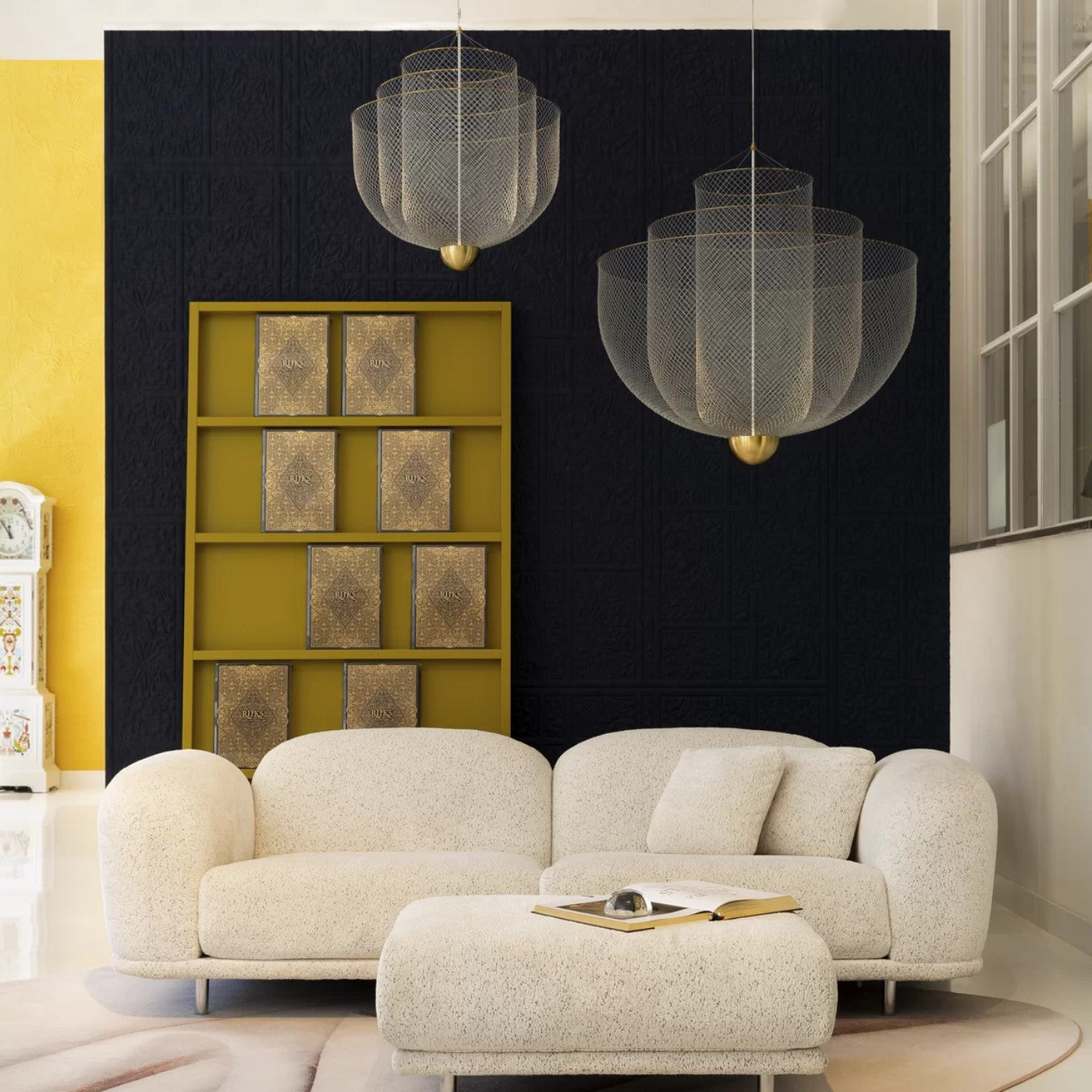 Geometrische Metalen Kroonluchter met Geïntegreerde LED en Messing Accenten – Drie Gelaagde Designlamp