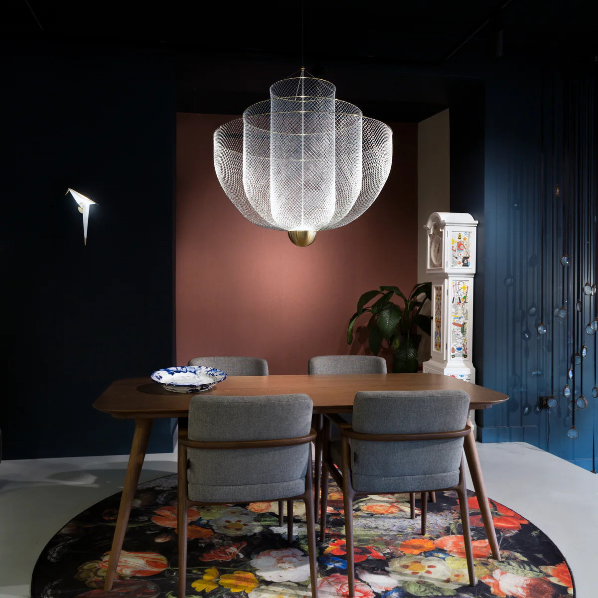 Geometrische Metalen Kroonluchter met Geïntegreerde LED en Messing Accenten – Drie Gelaagde Designlamp