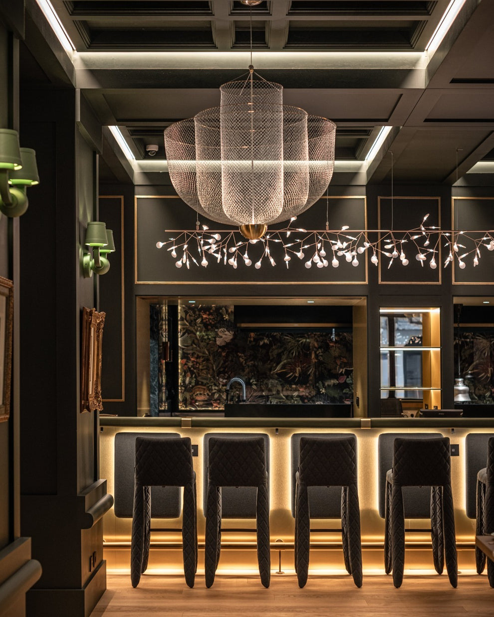 Geometrische Metalen Kroonluchter met Geïntegreerde LED en Messing Accenten – Drie Gelaagde Designlamp
