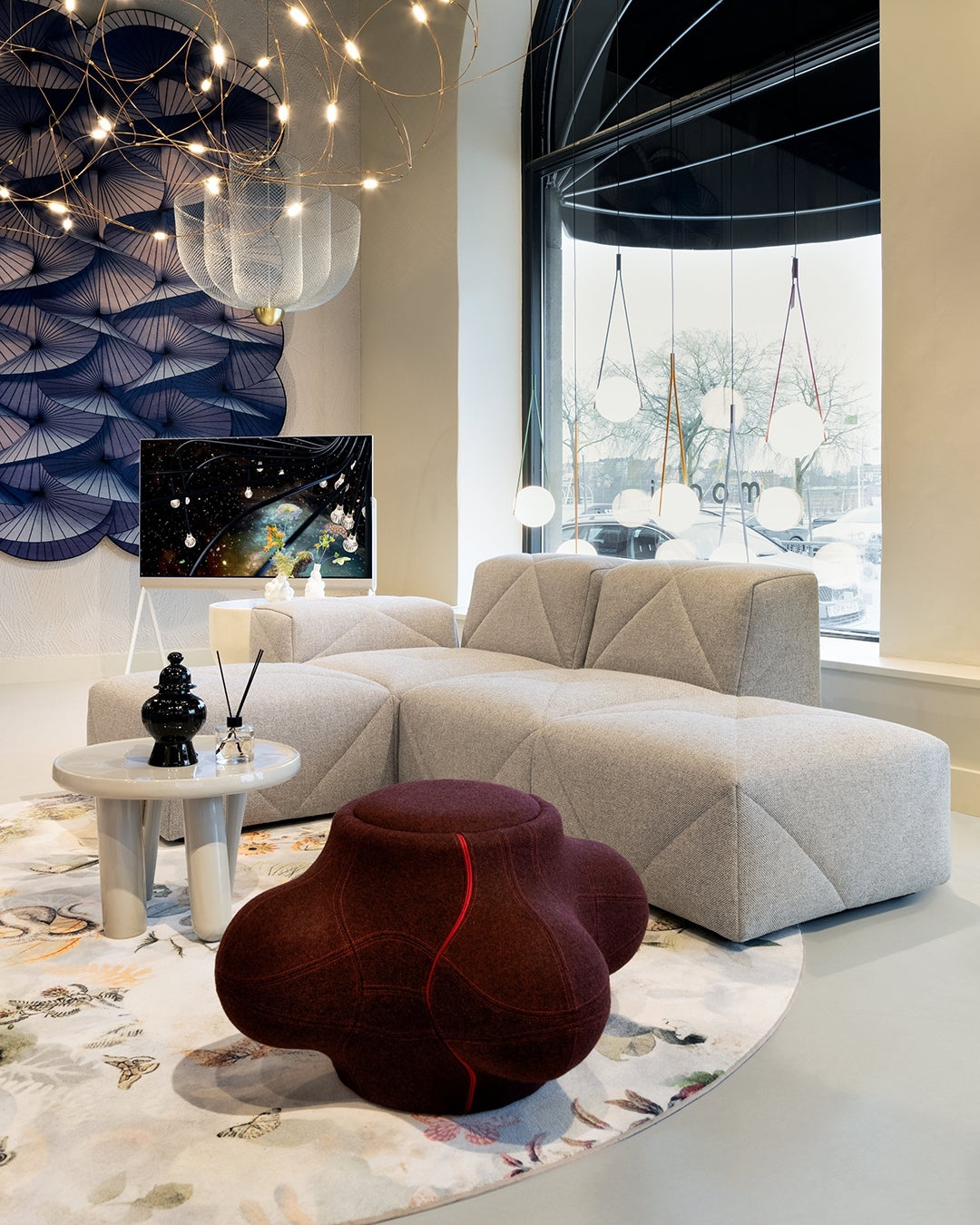 Geometrische Metalen Kroonluchter met Geïntegreerde LED en Messing Accenten – Drie Gelaagde Designlamp