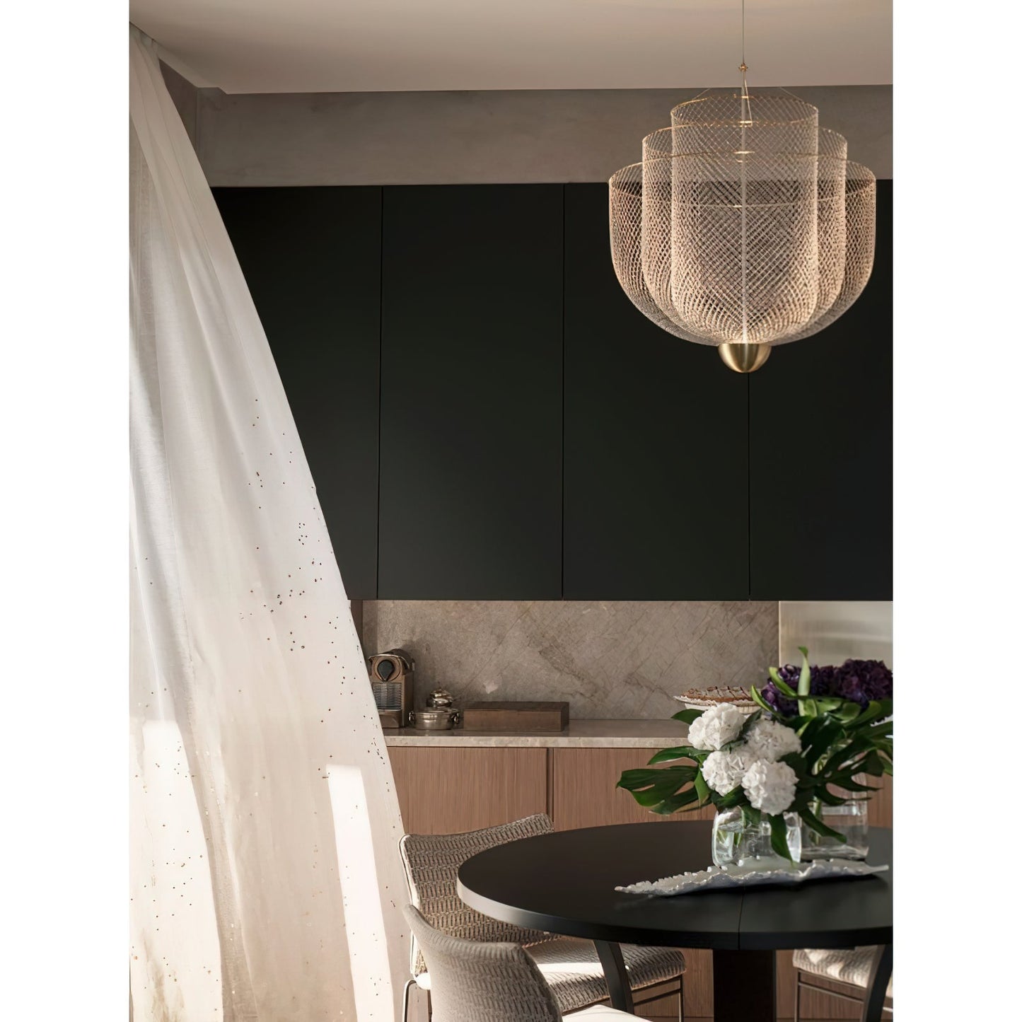 Geometrische Metalen Kroonluchter met Geïntegreerde LED en Messing Accenten – Drie Gelaagde Designlamp