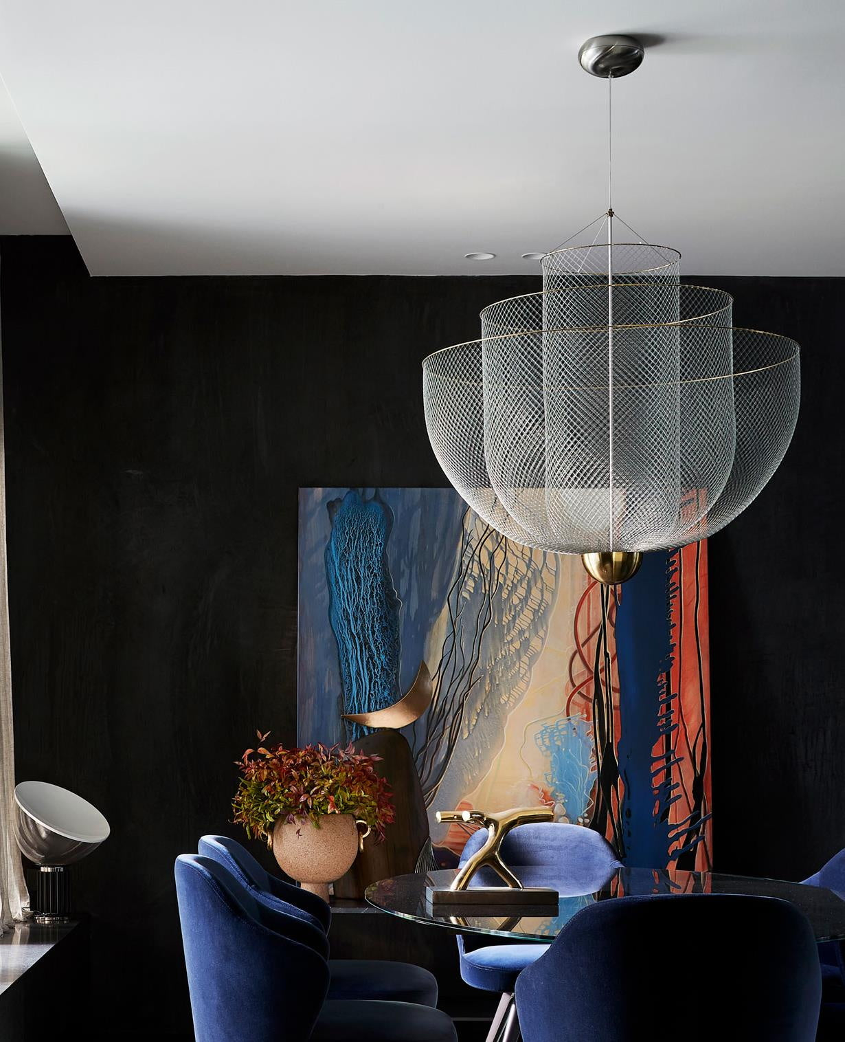 Geometrische Metalen Kroonluchter met Geïntegreerde LED en Messing Accenten – Drie Gelaagde Designlamp