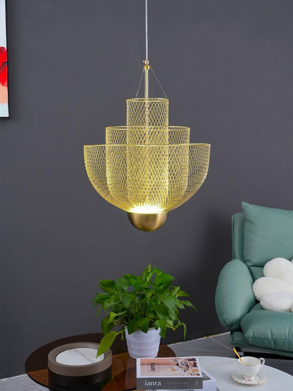 Geometrische Metalen Kroonluchter met Geïntegreerde LED en Messing Accenten – Drie Gelaagde Designlamp