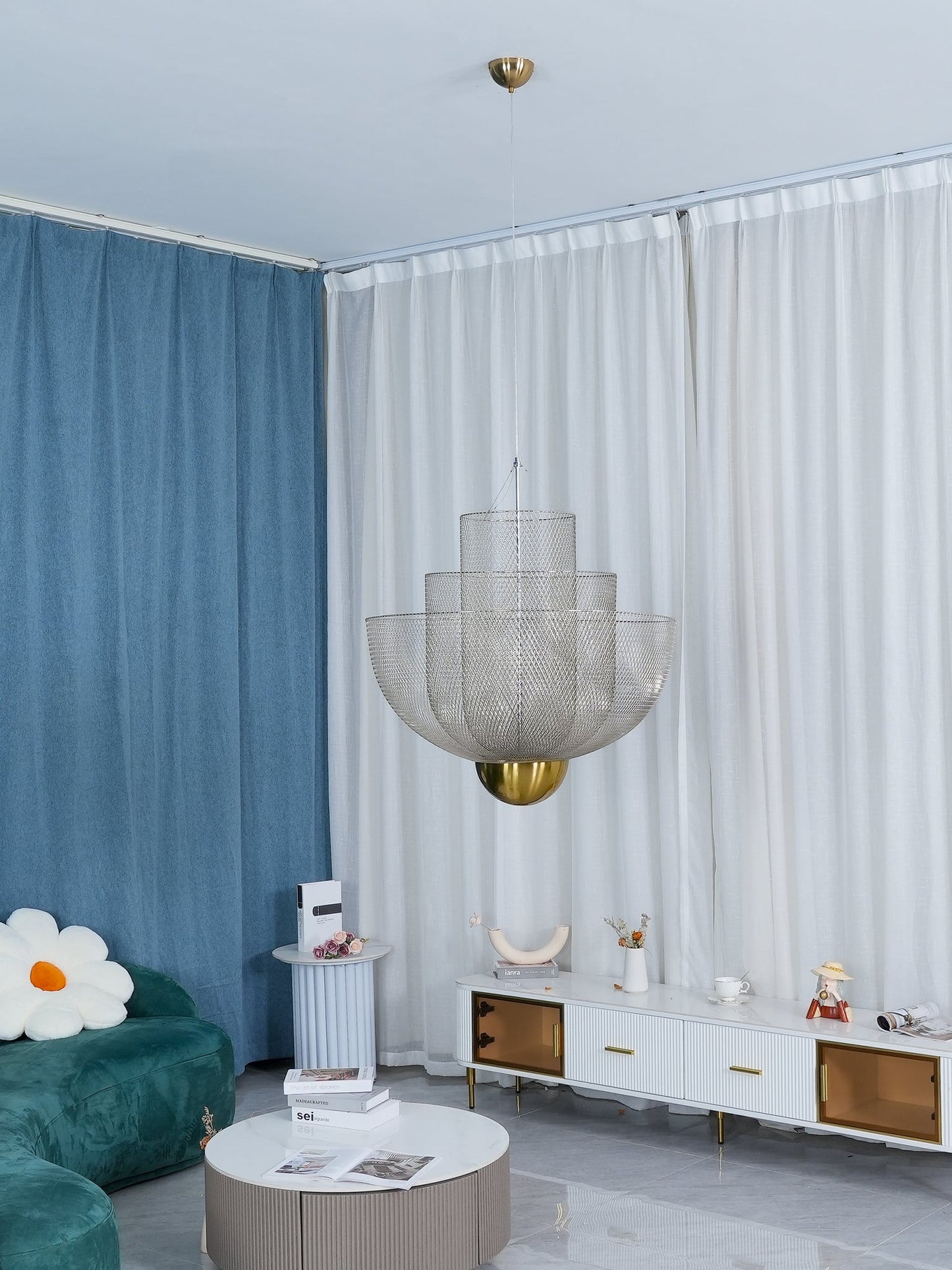 Geometrische Metalen Kroonluchter met Geïntegreerde LED en Messing Accenten – Drie Gelaagde Designlamp