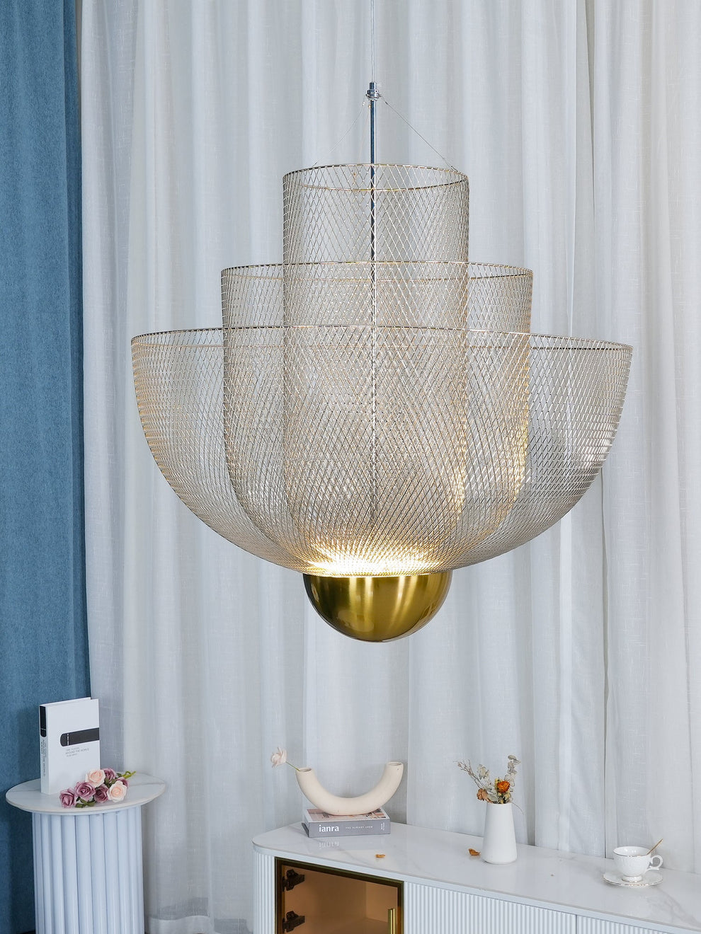 Geometrische Metalen Kroonluchter met Geïntegreerde LED en Messing Accenten – Drie Gelaagde Designlamp