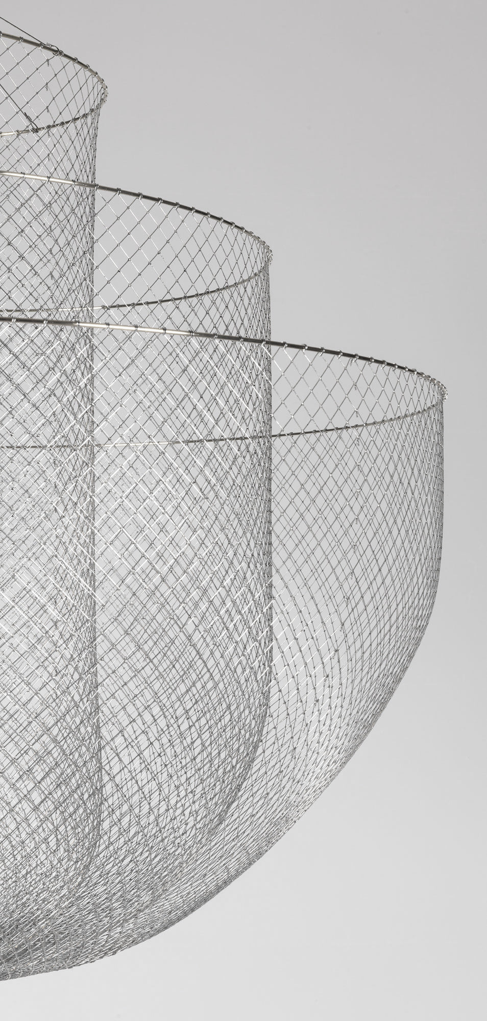 Geometrische Metalen Kroonluchter met Geïntegreerde LED en Messing Accenten – Drie Gelaagde Designlamp