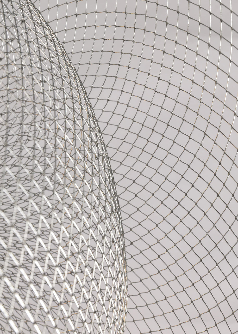 Geometrische Metalen Kroonluchter met Geïntegreerde LED en Messing Accenten – Drie Gelaagde Designlamp