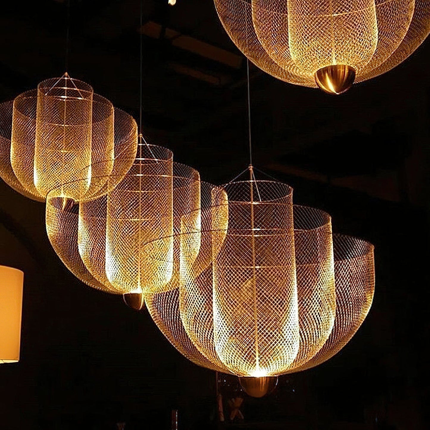 Geometrische Metalen Kroonluchter met Geïntegreerde LED en Messing Accenten – Drie Gelaagde Designlamp