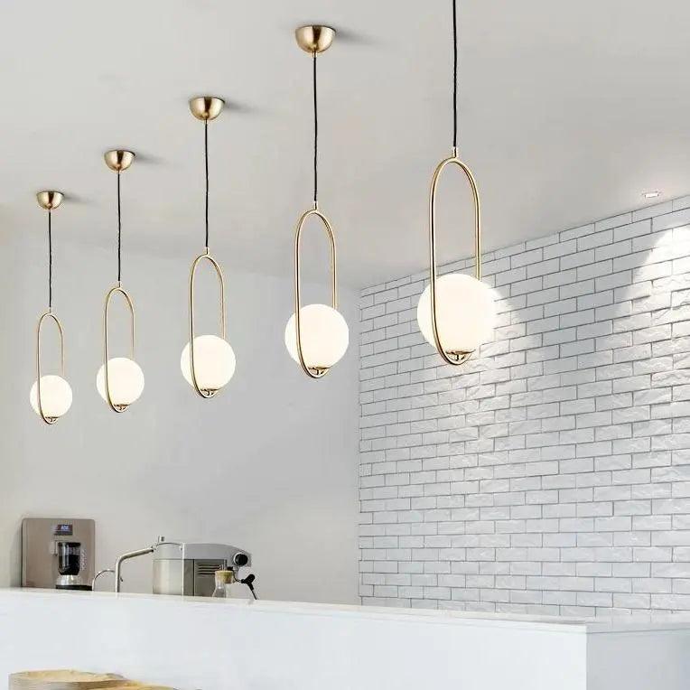 Scandinavische Hanglamp Mia met Gouden Armatuur en Glazen Kap – Moderne Plafondverlichting voor Eetkamer, Slaapkamer en Woonkamer