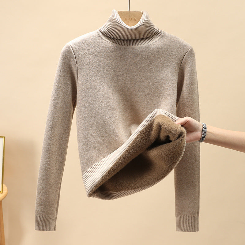 Mistra stijlvolle en comfortabele beige trui met een hoge col en lange mouwen. De trui heeft een zachte, warme binnenvoering en biedt een tijdloos ontwerp voor een elegante en knusse look tijdens koude dagen.