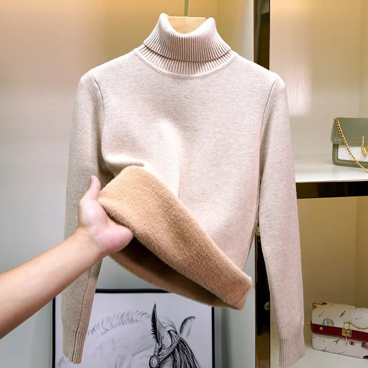Mistra stijlvolle en comfortabele lichtbeige trui met col en lange mouwen. De trui heeft een zachte, warme voering die aan de binnenkant zichtbaar is, perfect voor koude dagen en een trendy look.