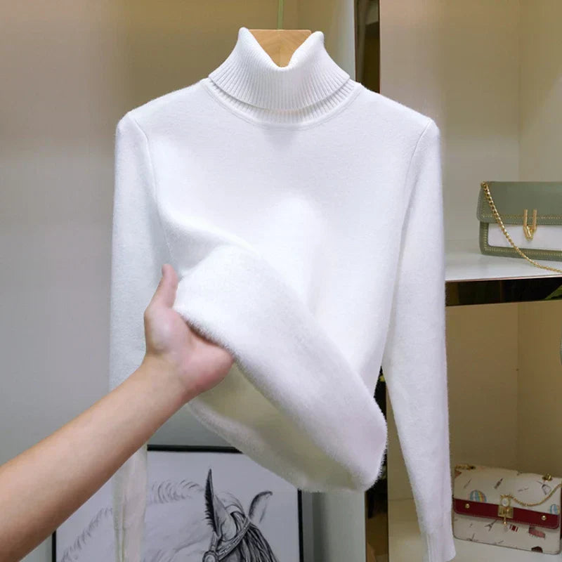 Mistra stijlvolle en comfortabele witte trui met col en lange mouwen. De trui heeft een zachte, warme voering zichtbaar aan de binnenkant, ideaal voor een elegante en knusse look tijdens koudere dagen.