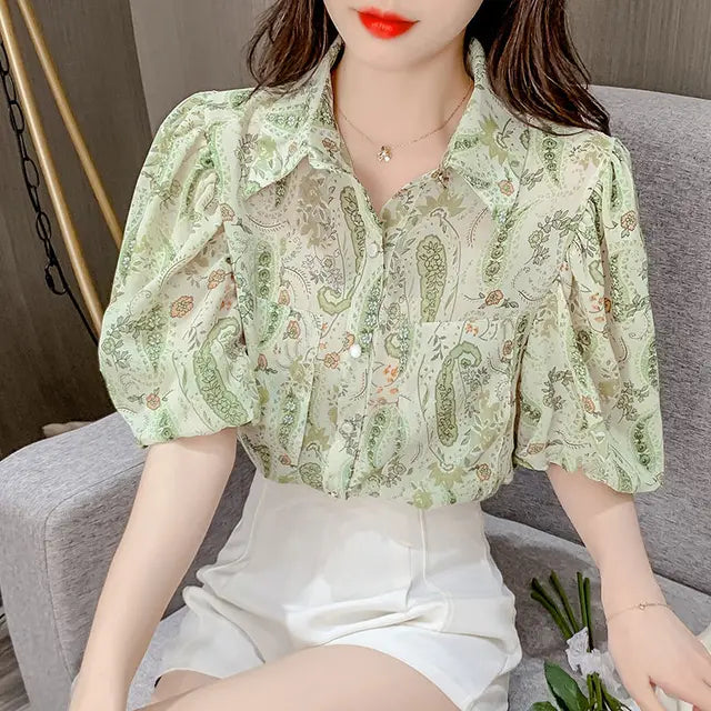 Vrouwelijke Zomerblouse met Leuke Print en Reverskraag - StudioMarella