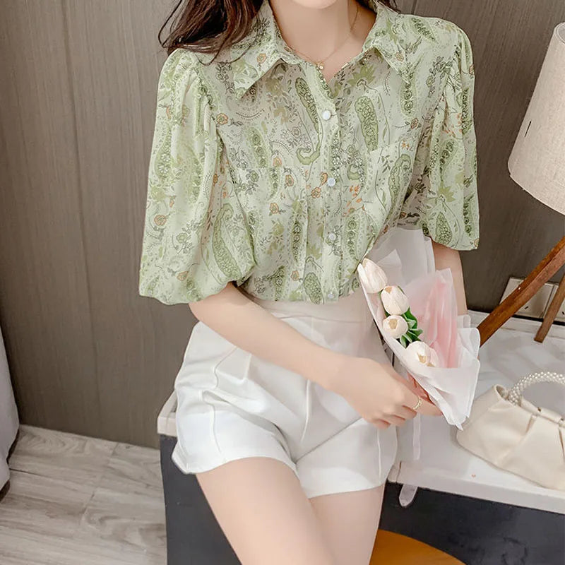 Vrouwelijke Zomerblouse met Leuke Print en Reverskraag