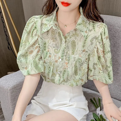 Vrouwelijke Zomerblouse met Leuke Print en Reverskraag