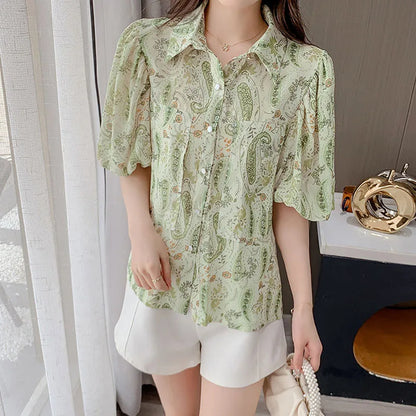 Vrouwelijke Zomerblouse met Leuke Print en Reverskraag