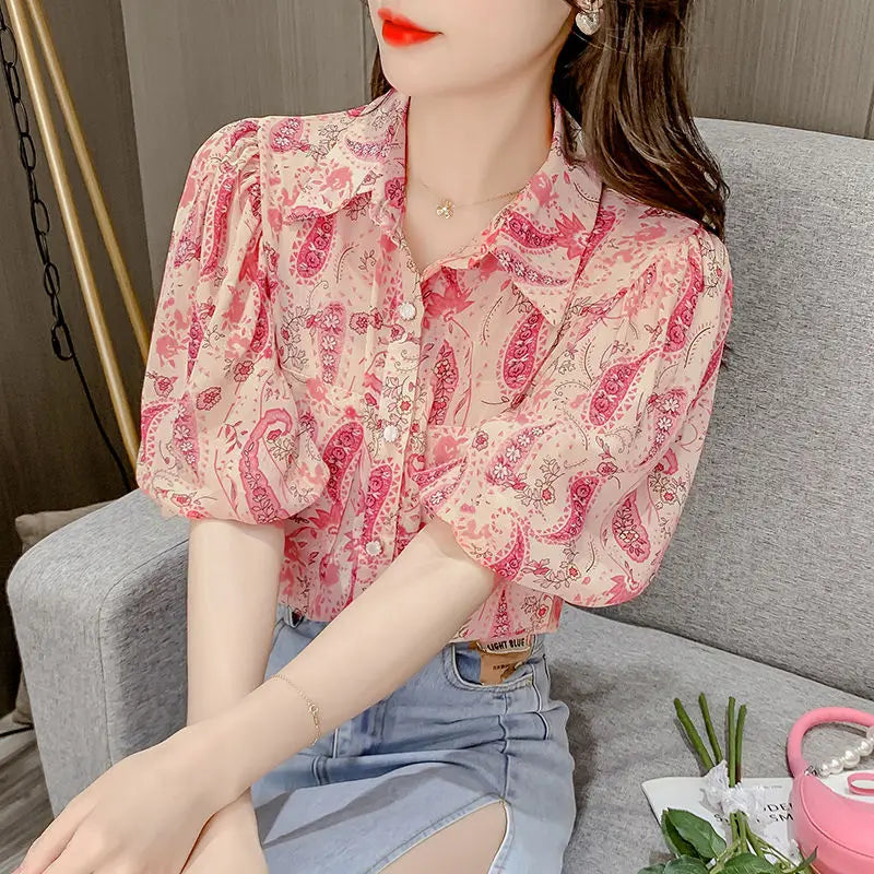 Vrouwelijke Zomerblouse met Leuke Print en Reverskraag