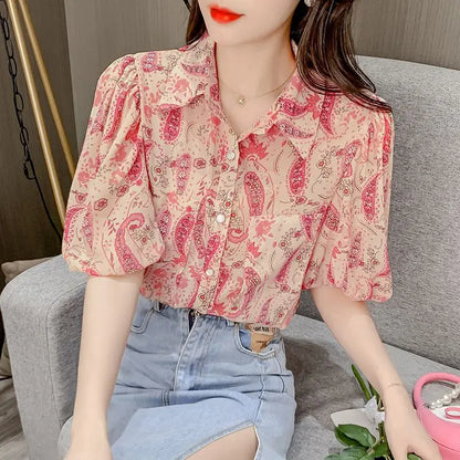 Vrouwelijke Zomerblouse met Leuke Print en Reverskraag