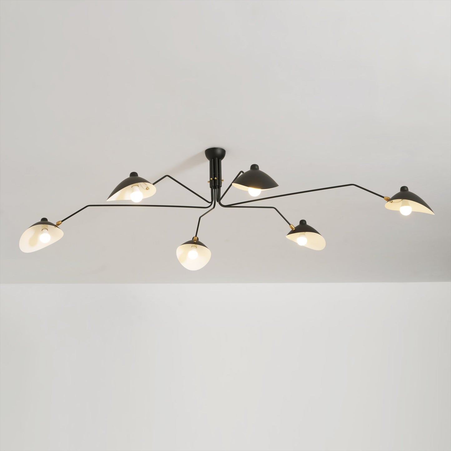 Verstelbare Spinlamp Multi-Arm Plafondlamp Industriële Design Messing Details Zwart Wit Scandinavisch Modern