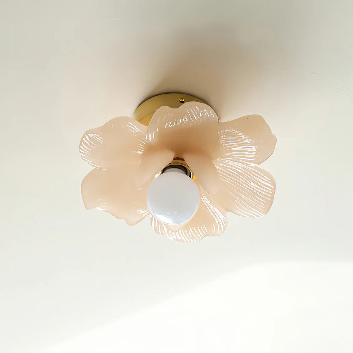 Plafondlamp met Bloesemontwerp in Hars en Messing – Elegante Verlichting voor Slaapkamer en Gang