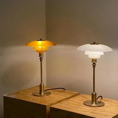 Scandinavische glazen tafellamp met warm licht en minimalistisch design