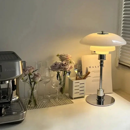 Scandinavische glazen tafellamp met warm licht en minimalistisch design
