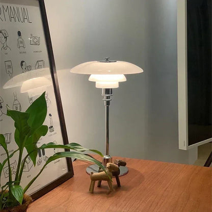 Scandinavische glazen tafellamp met warm licht en minimalistisch design