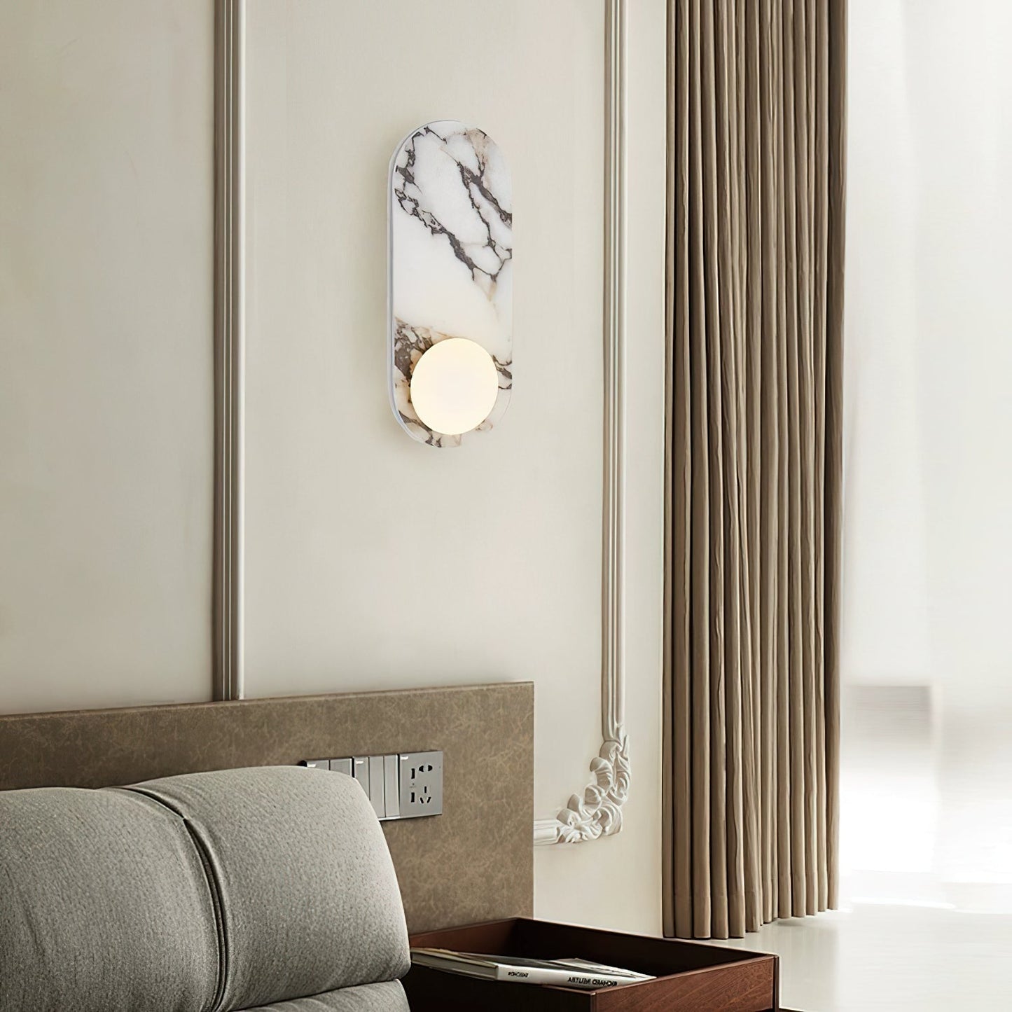 Design Wandlamp van Bulgari Marmer met Opaalglazen Bol – Italiaanse Mid-Century Wandverlichting voor Woonkamer, Hal en Slaapkamer