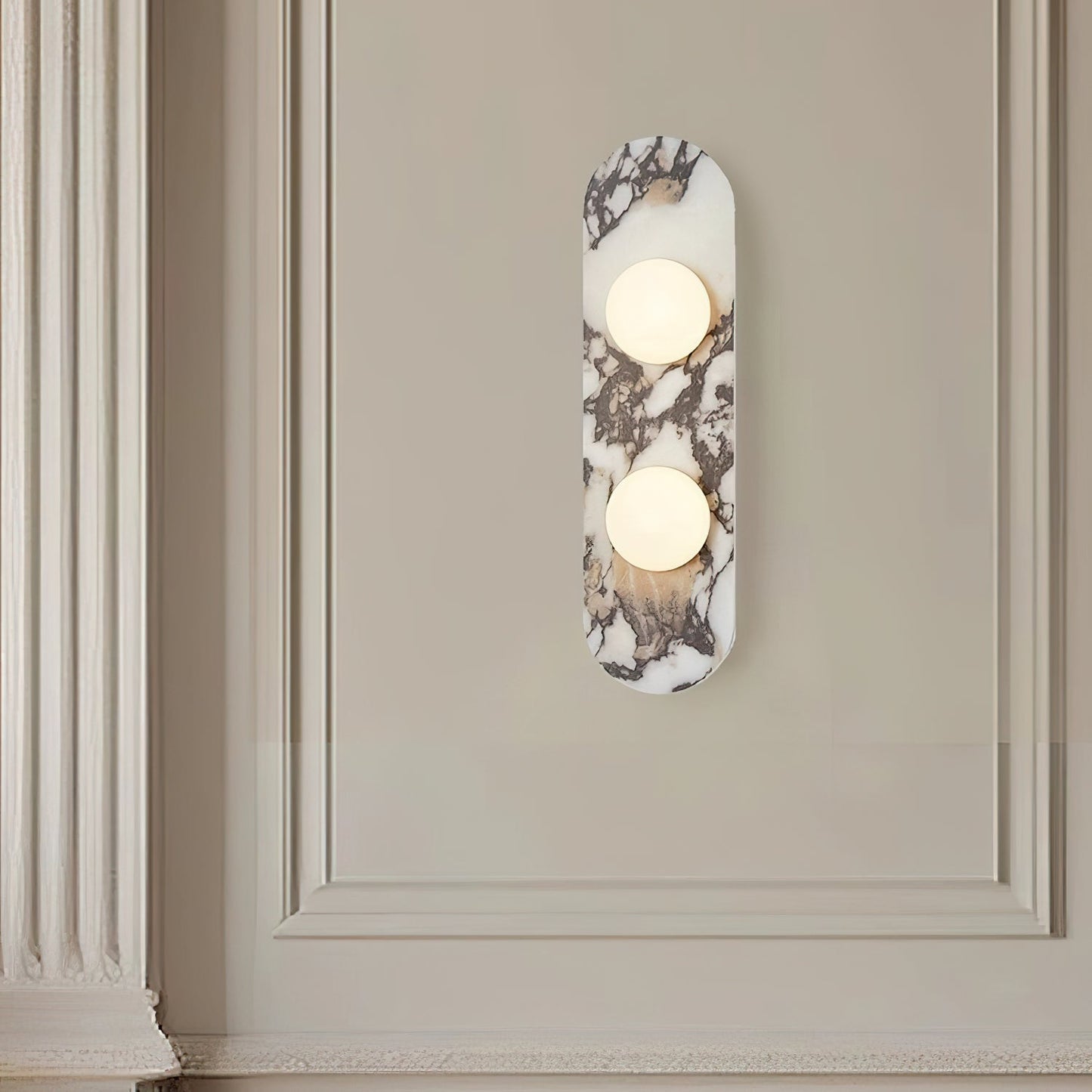 Design Wandlamp van Bulgari Marmer met Opaalglazen Bol – Italiaanse Mid-Century Wandverlichting voor Woonkamer, Hal en Slaapkamer