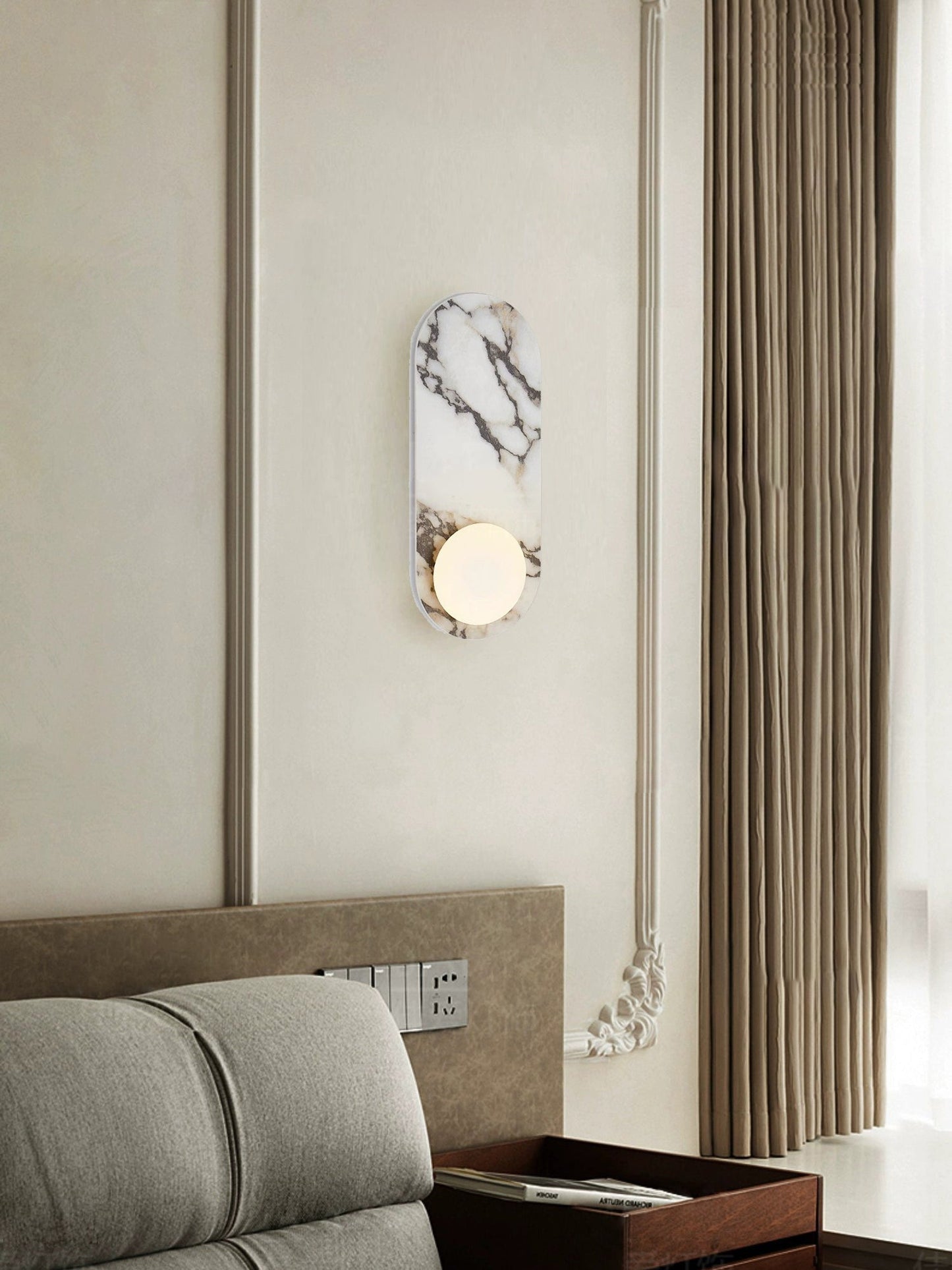 Design Wandlamp van Bulgari Marmer met Opaalglazen Bol – Italiaanse Mid-Century Wandverlichting voor Woonkamer, Hal en Slaapkamer