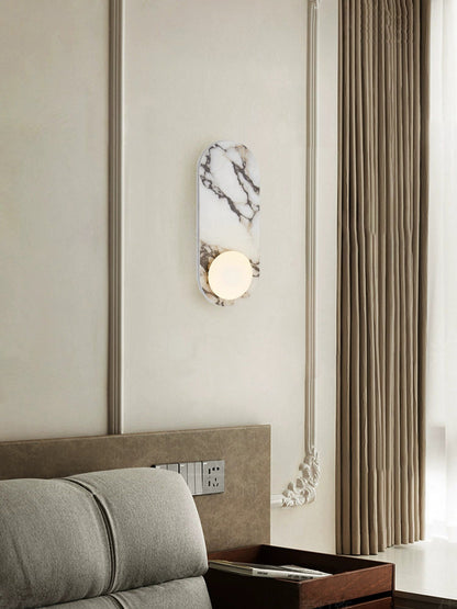 Design Wandlamp van Bulgari Marmer met Opaalglazen Bol – Italiaanse Mid-Century Wandverlichting voor Woonkamer, Hal en Slaapkamer