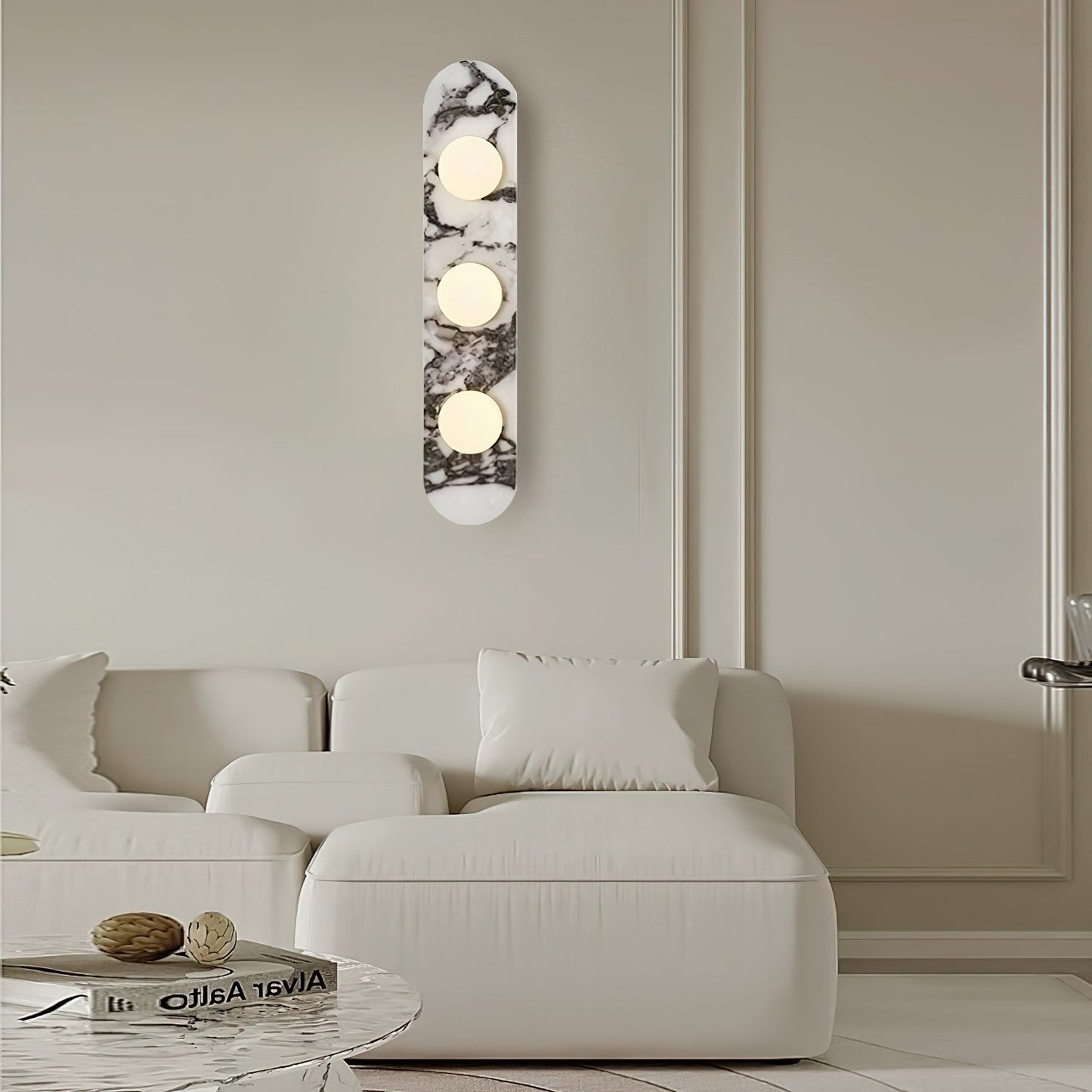 Design Wandlamp van Bulgari Marmer met Opaalglazen Bol – Italiaanse Mid-Century Wandverlichting voor Woonkamer, Hal en Slaapkamer