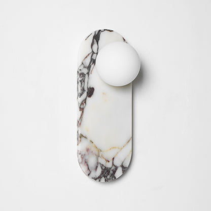 Design Wandlamp van Bulgari Marmer met Opaalglazen Bol – Italiaanse Mid-Century Wandverlichting voor Woonkamer, Hal en Slaapkamer