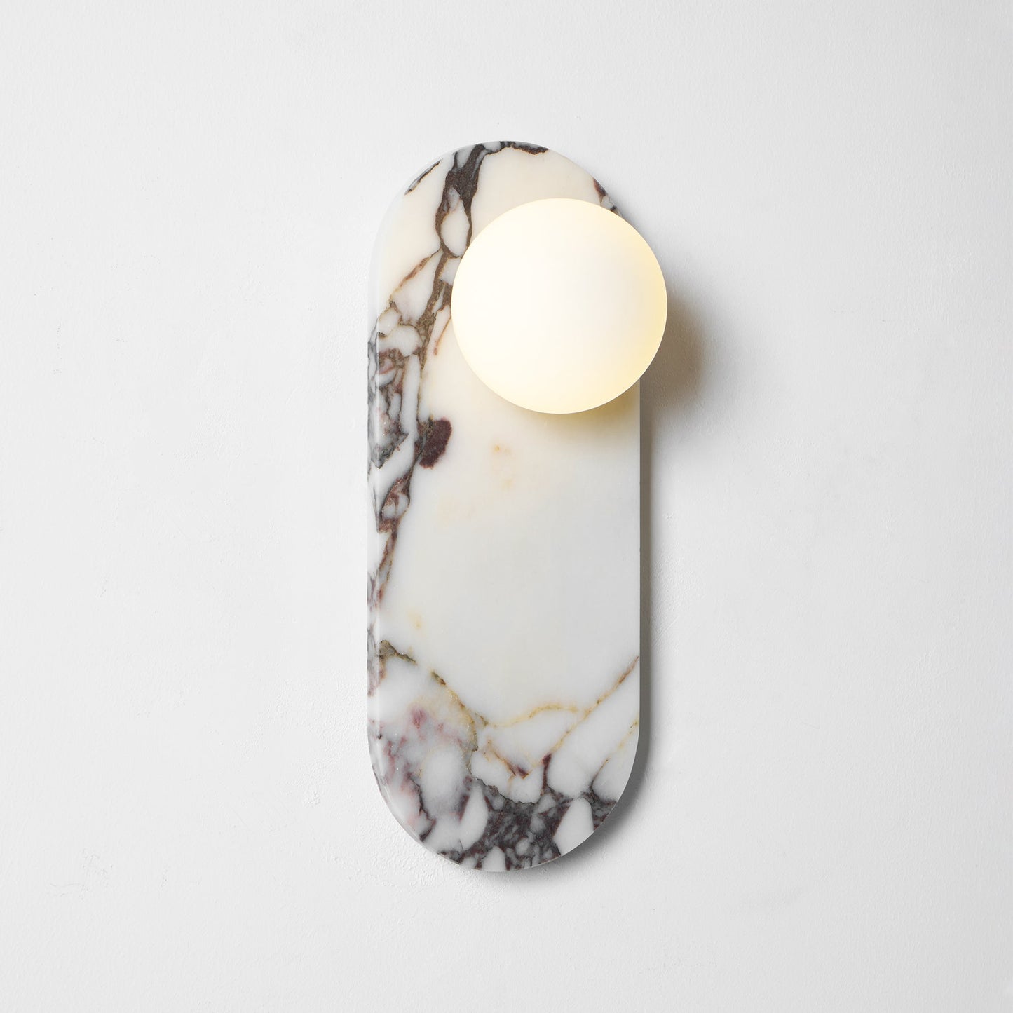 Design Wandlamp van Bulgari Marmer met Opaalglazen Bol – Italiaanse Mid-Century Wandverlichting voor Woonkamer, Hal en Slaapkamer