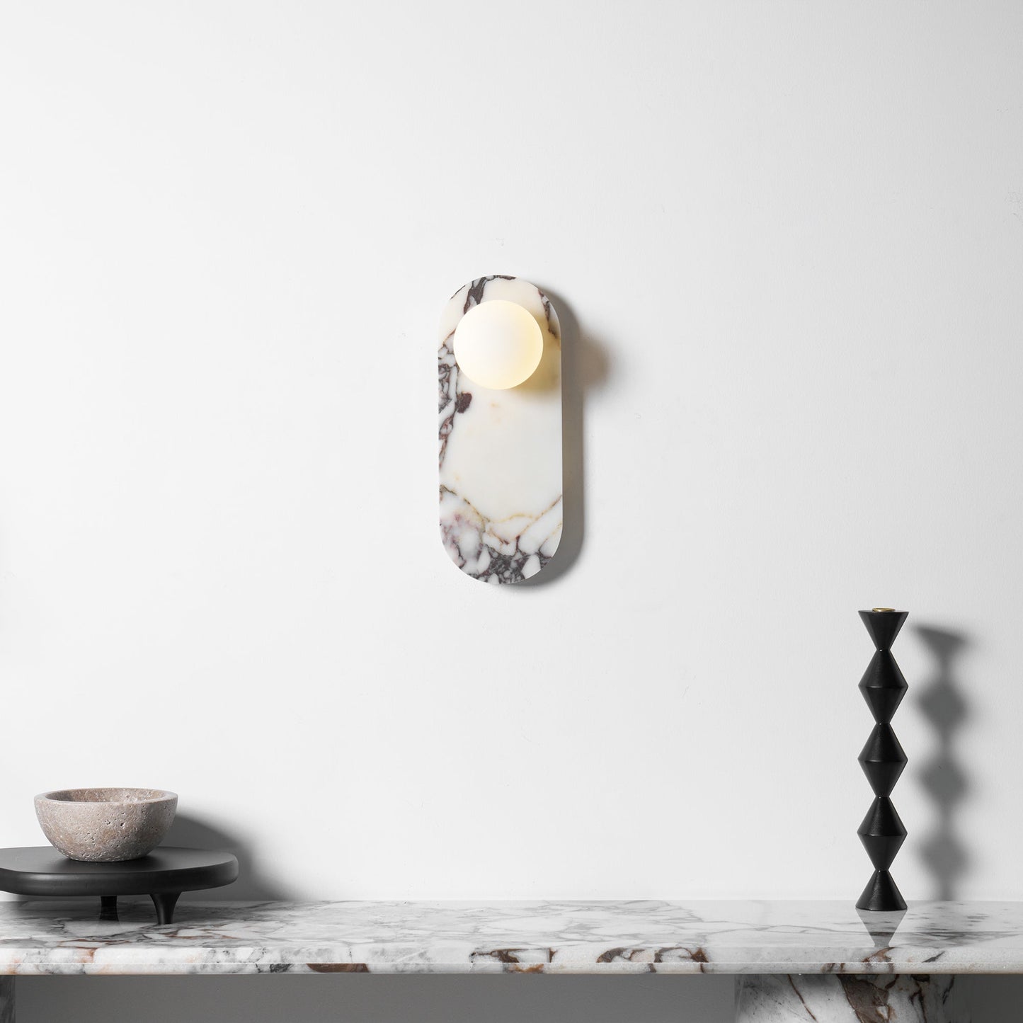 Design Wandlamp van Bulgari Marmer met Opaalglazen Bol – Italiaanse Mid-Century Wandverlichting voor Woonkamer, Hal en Slaapkamer