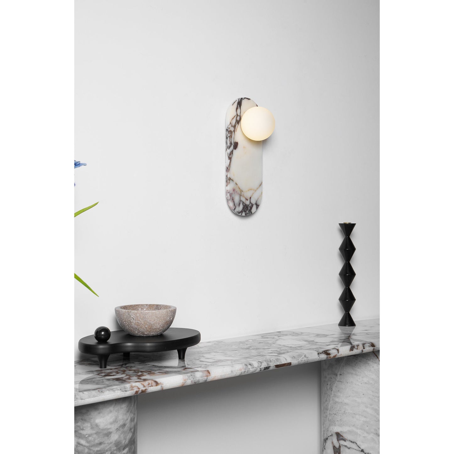 Design Wandlamp van Bulgari Marmer met Opaalglazen Bol – Italiaanse Mid-Century Wandverlichting voor Woonkamer, Hal en Slaapkamer