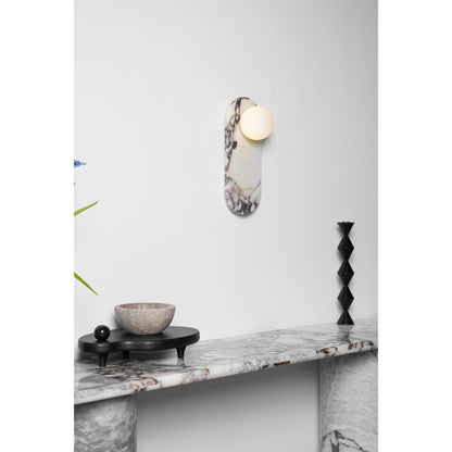 Design Wandlamp van Bulgari Marmer met Opaalglazen Bol – Italiaanse Mid-Century Wandverlichting voor Woonkamer, Hal en Slaapkamer