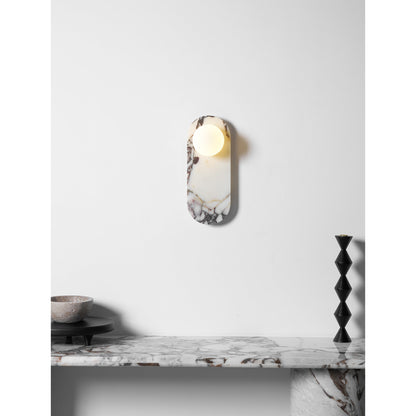 Design Wandlamp van Bulgari Marmer met Opaalglazen Bol – Italiaanse Mid-Century Wandverlichting voor Woonkamer, Hal en Slaapkamer