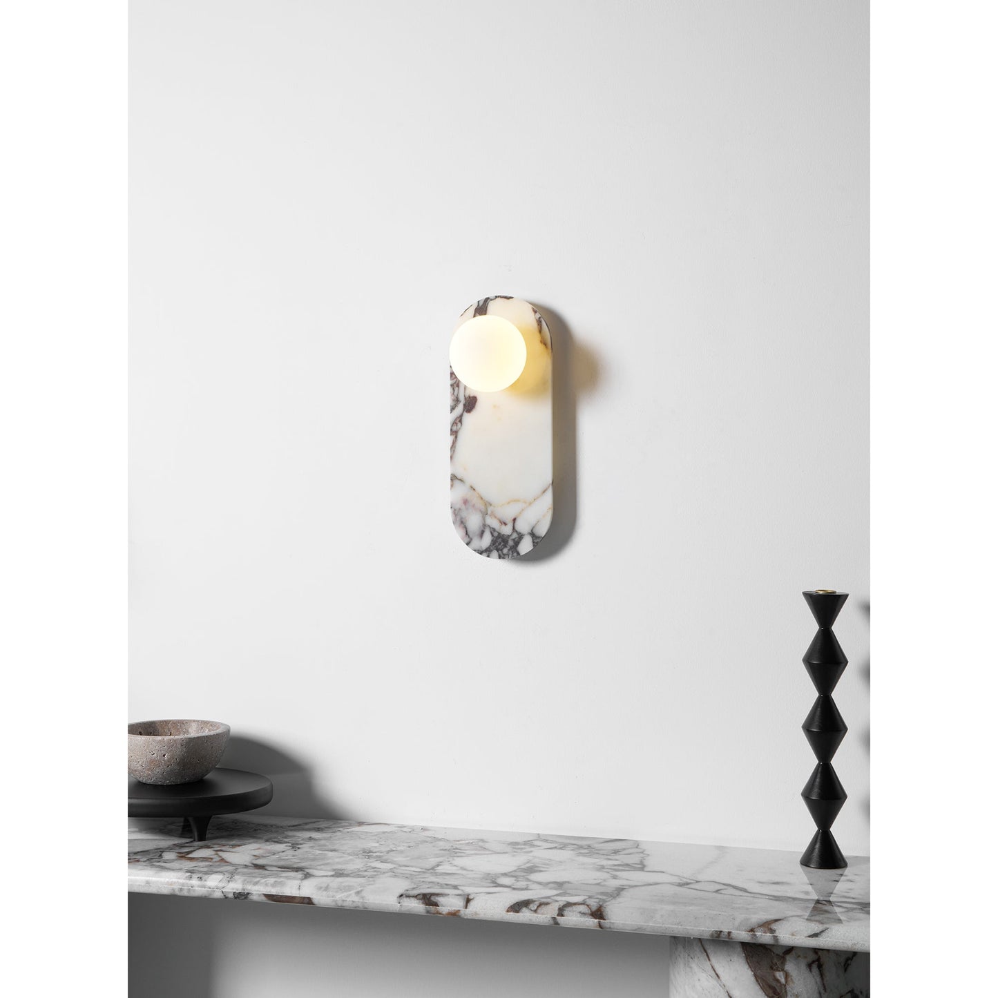 Design Wandlamp van Bulgari Marmer met Opaalglazen Bol – Italiaanse Mid-Century Wandverlichting voor Woonkamer, Hal en Slaapkamer