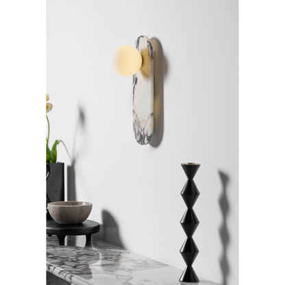 Design Wandlamp van Bulgari Marmer met Opaalglazen Bol – Italiaanse Mid-Century Wandverlichting voor Woonkamer, Hal en Slaapkamer