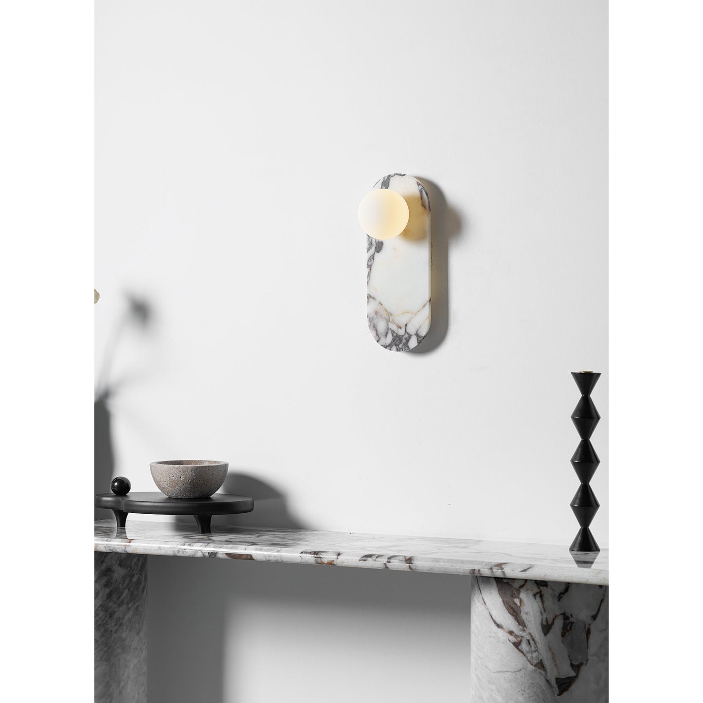 Design Wandlamp van Bulgari Marmer met Opaalglazen Bol – Italiaanse Mid-Century Wandverlichting voor Woonkamer, Hal en Slaapkamer
